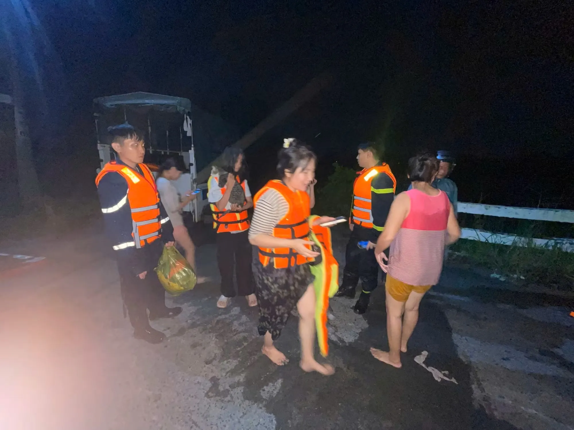 Giải cứu 12 người ở công trình Suối Cái, phường Tân Khánh bị cô lập khi lũ về rạng sáng 6/10 - Ảnh: Công an phường Tân Khánh