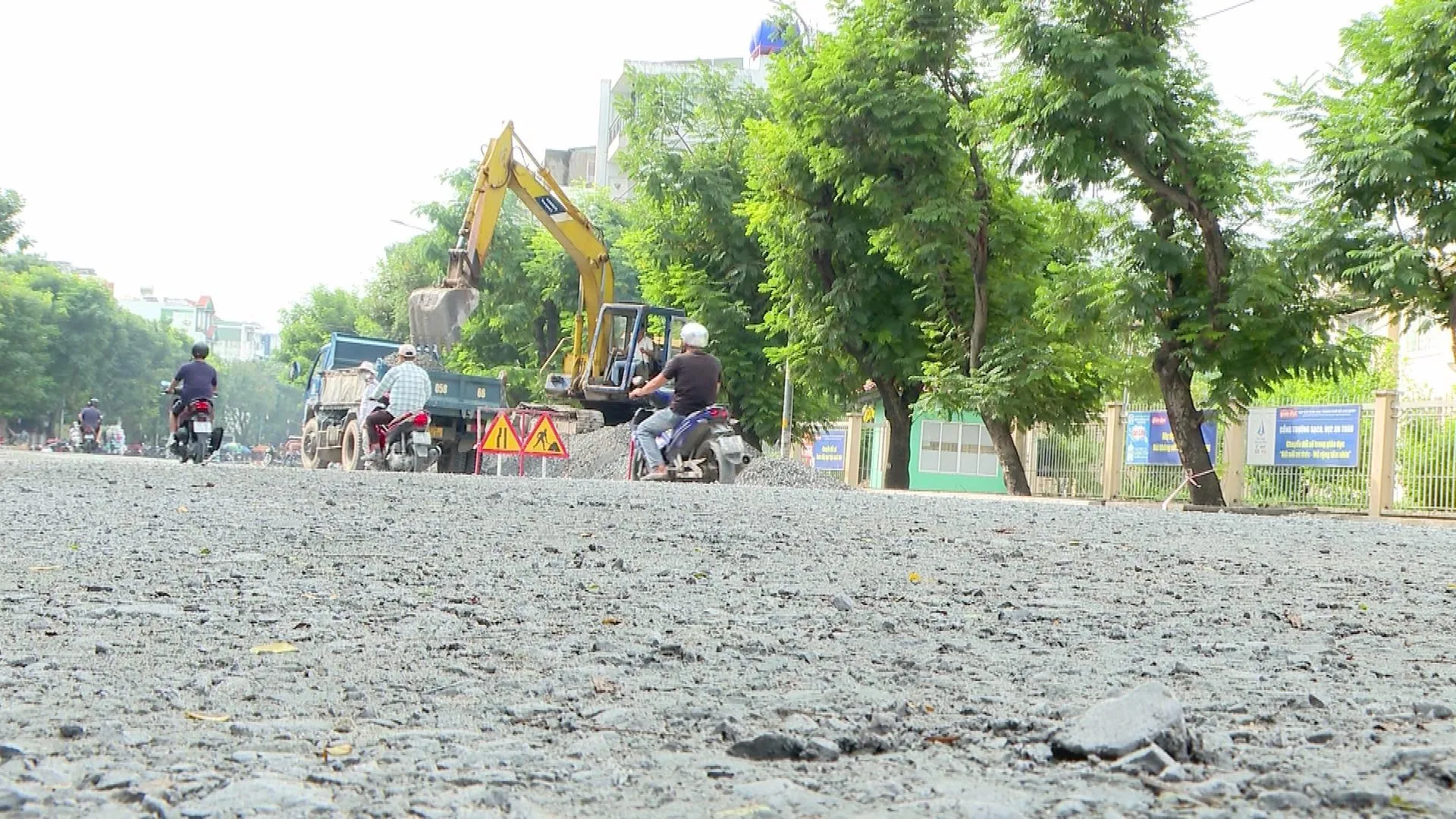 Công nhân đang tất bật thực hiện các công đoạn thi công lề đường và hoàn thiện cơ sở hạ tầng dọc theo tuyến giao thông