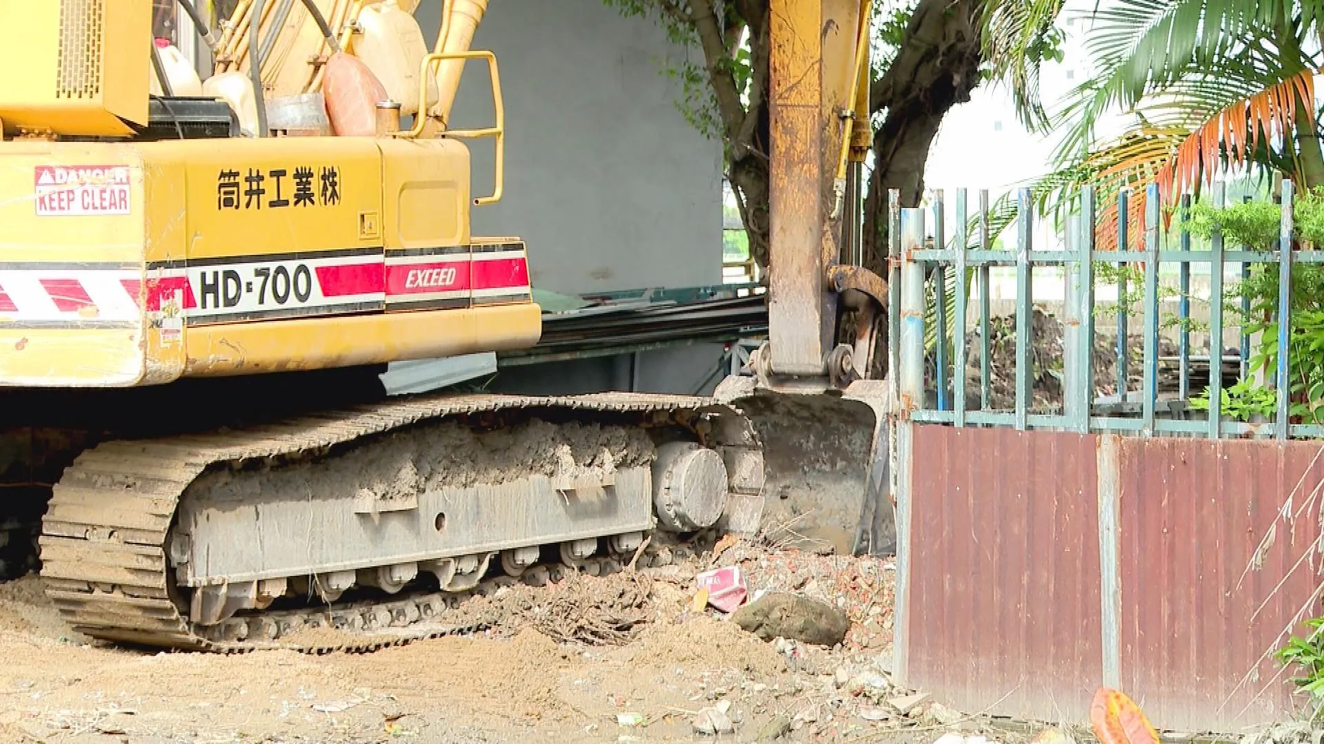 Máy móc, thiết bị cơ giới đang tích cực hoạt động nhằm đẩy nhanh tiến độ hoàn thiện dự án nâng cấp