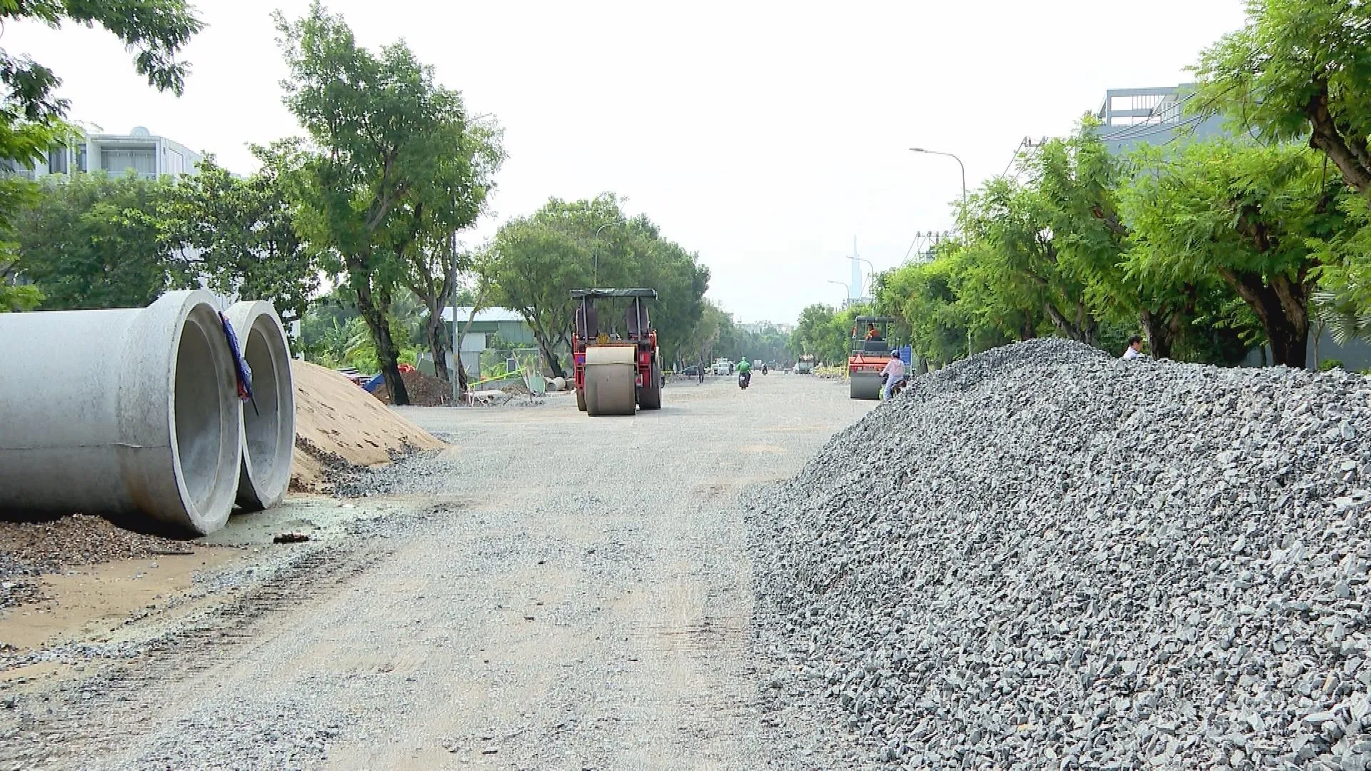 Toàn cảnh công trường nâng cấp đường Đặng Thùy Trâm với các hạng mục tập kết vật liệu và san lấp mặt bằng đang được triển khai