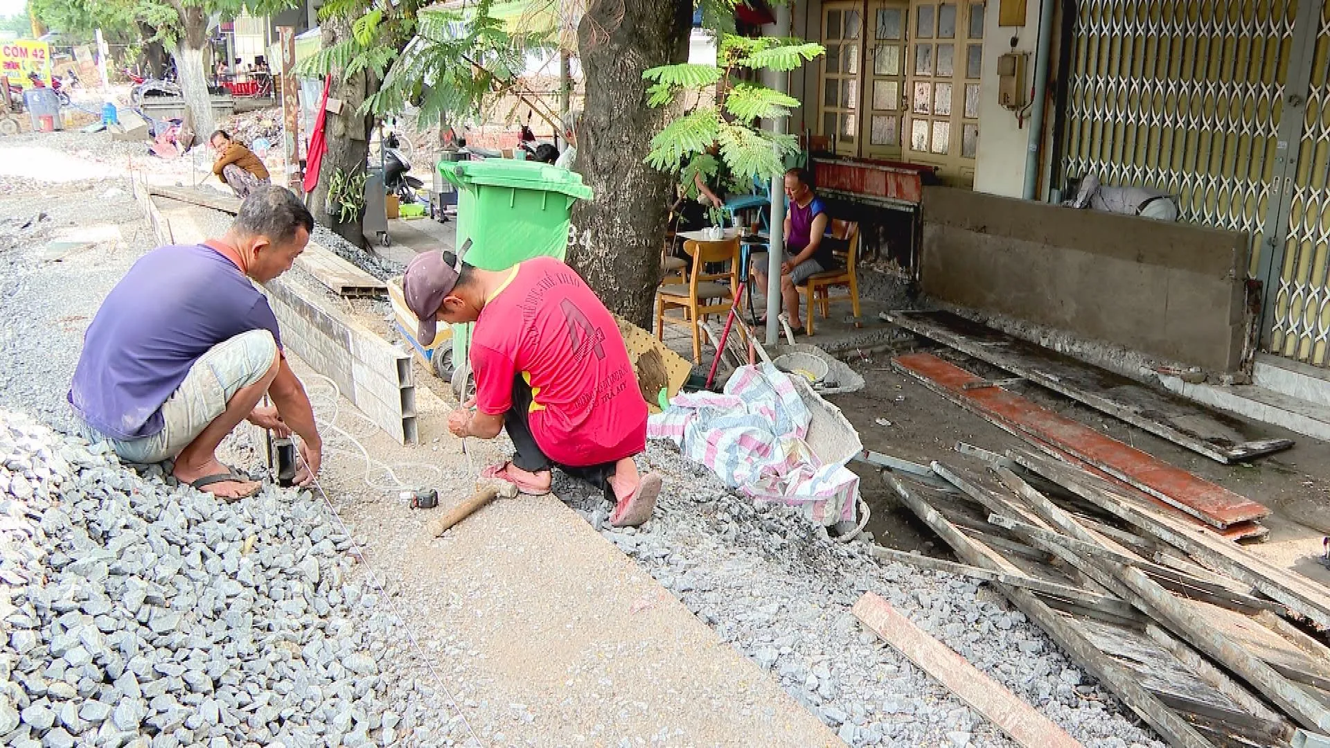 Công nhân đang tất bật thực hiện các công đoạn thi công lề đường và hoàn thiện cơ sở hạ tầng dọc theo tuyến giao thông