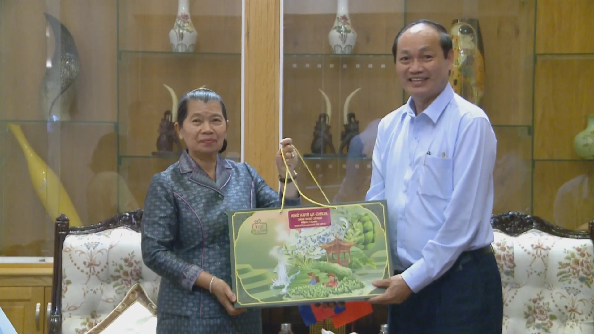 Trung tướng Nguyễn Văn Nam trao kế hoạch và thư đề nghị cho bà Samdech Men Sam An