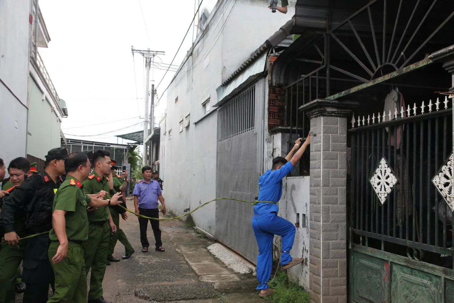 Cơ quan điều tra đang thực nghiệm điều tra hiện trường - Ảnh: VKSND TP. Đồng Nai