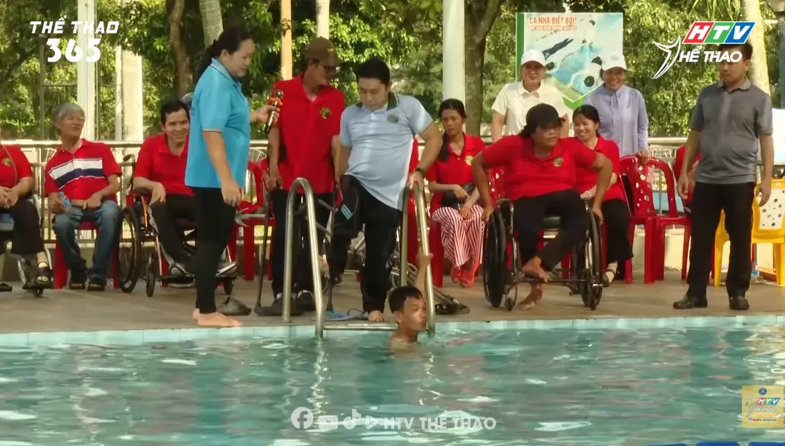 Lớp tập huấn bơi lội mang đến nhiều lợi ích cho khả năng vận động của người khuyết tật