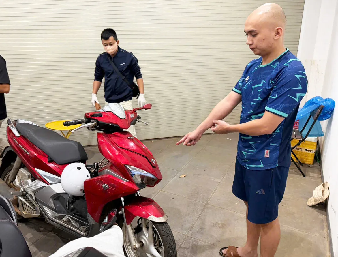 Sau khi trộm, Công đem đồng hồ giấu trong chiếc xe máy của một người bạn, chờ thời cơ mang đi tiêu thụ - Ảnh: Sỹ Đức - TTO