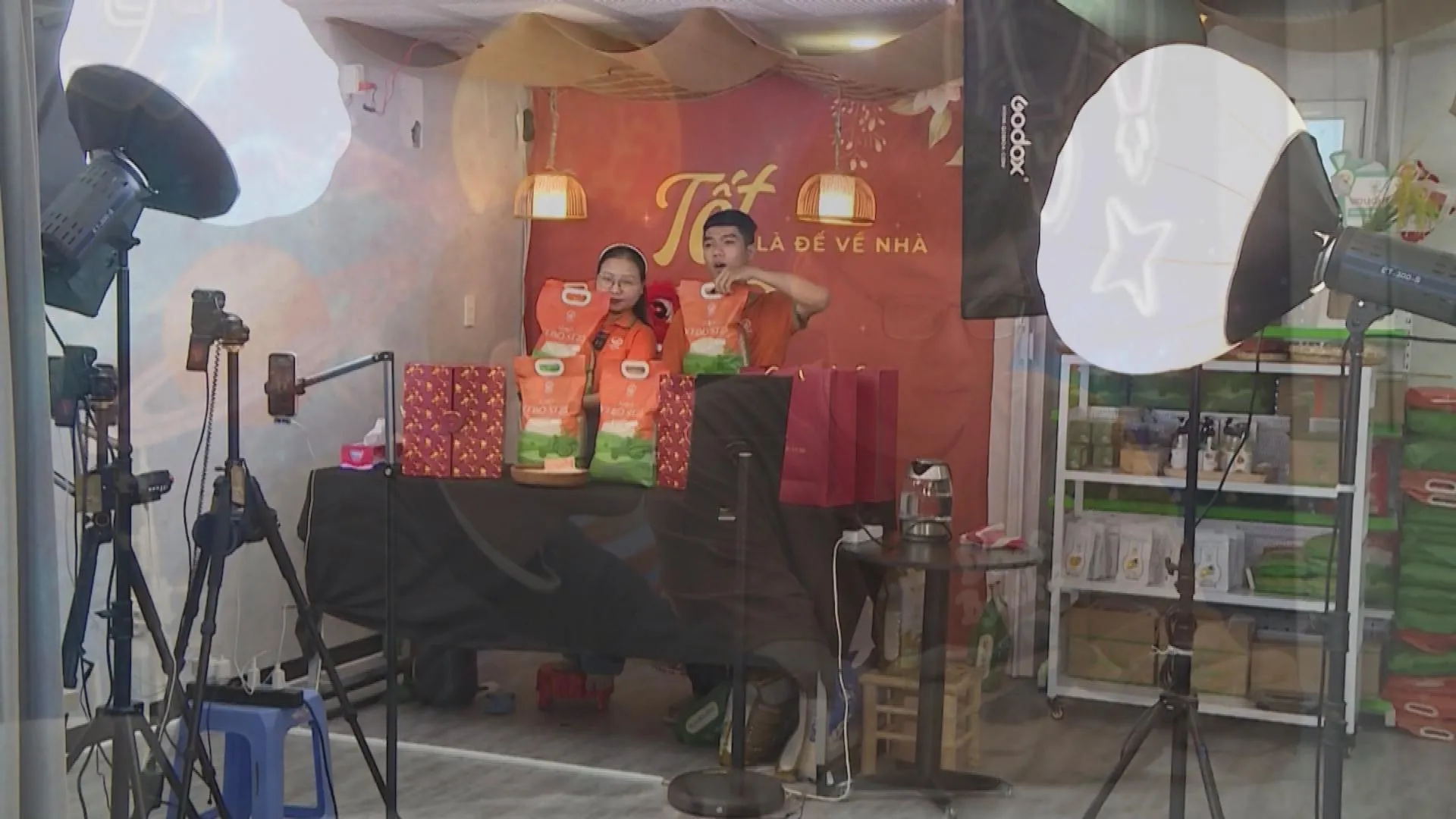 Livestream bán hàng ngày càng phổ biến, tạo ảnh hưởng trực tiếp đến quyết định mua sắm của người tiêu dùng