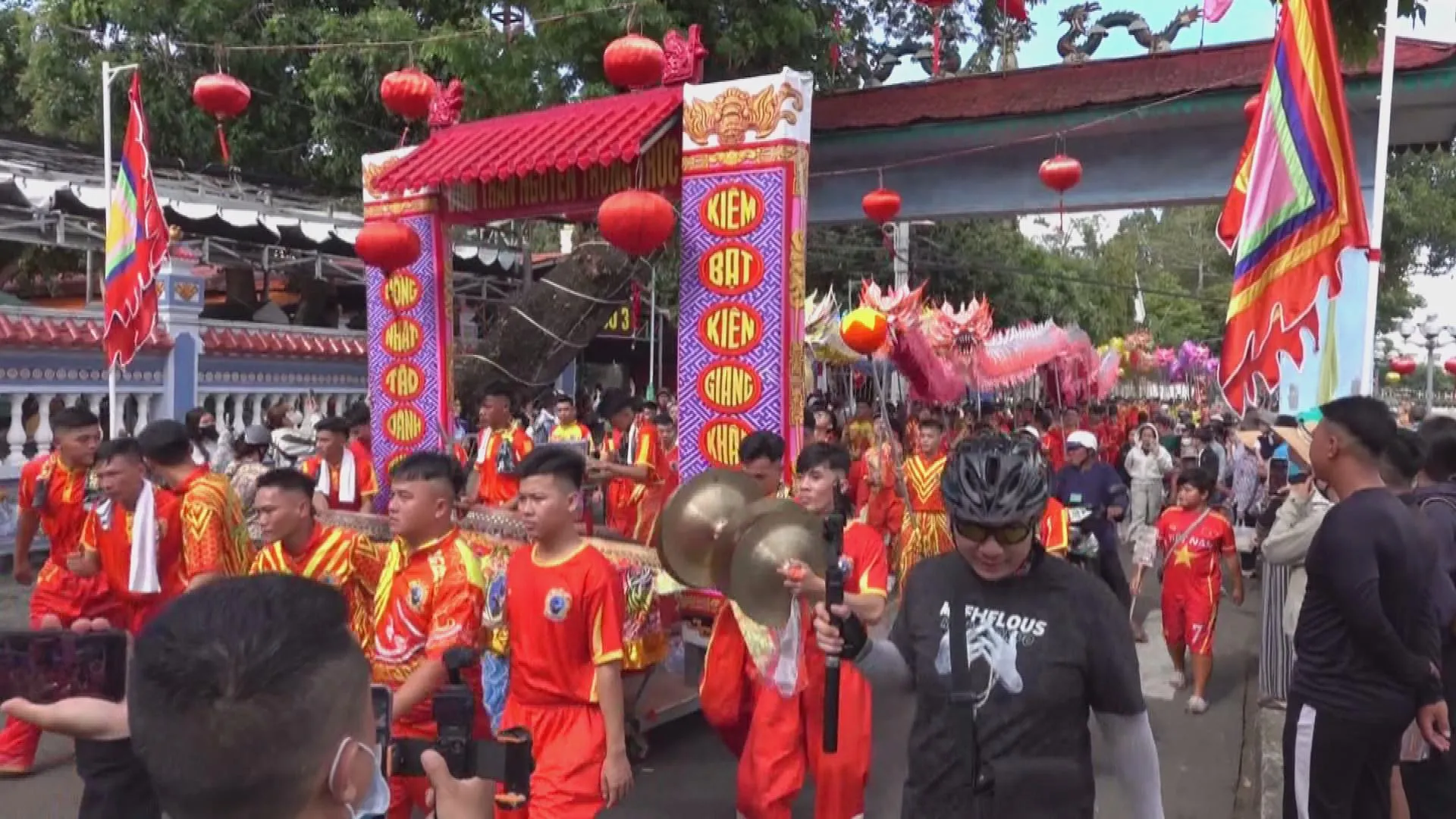 Biểu diễn lân - sư - rồng rộn ràng, thu hút sự chú ý của nhiều người dân trong phần hội