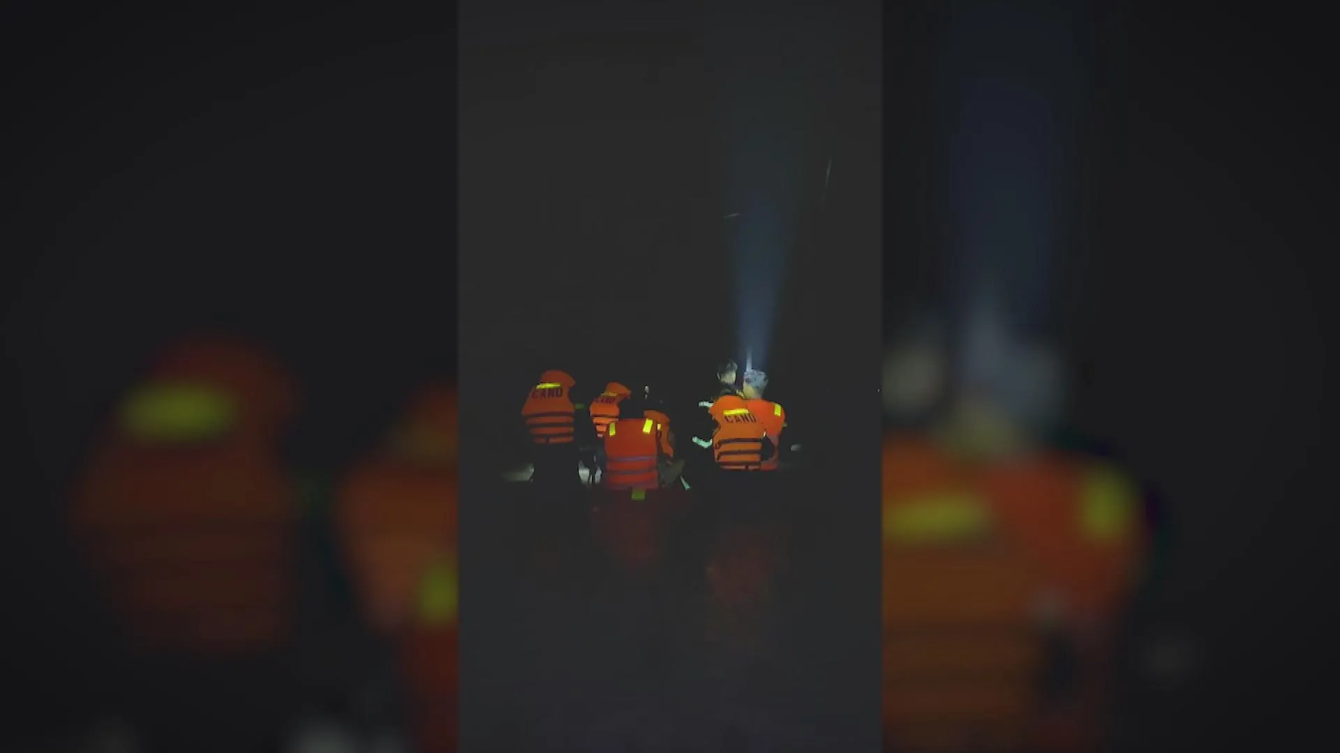 TP. Hồ Chí Minh: Xuyên đêm giải cứu 12 người mắc kẹt giữa dòng nước xiết - Ảnh 2.