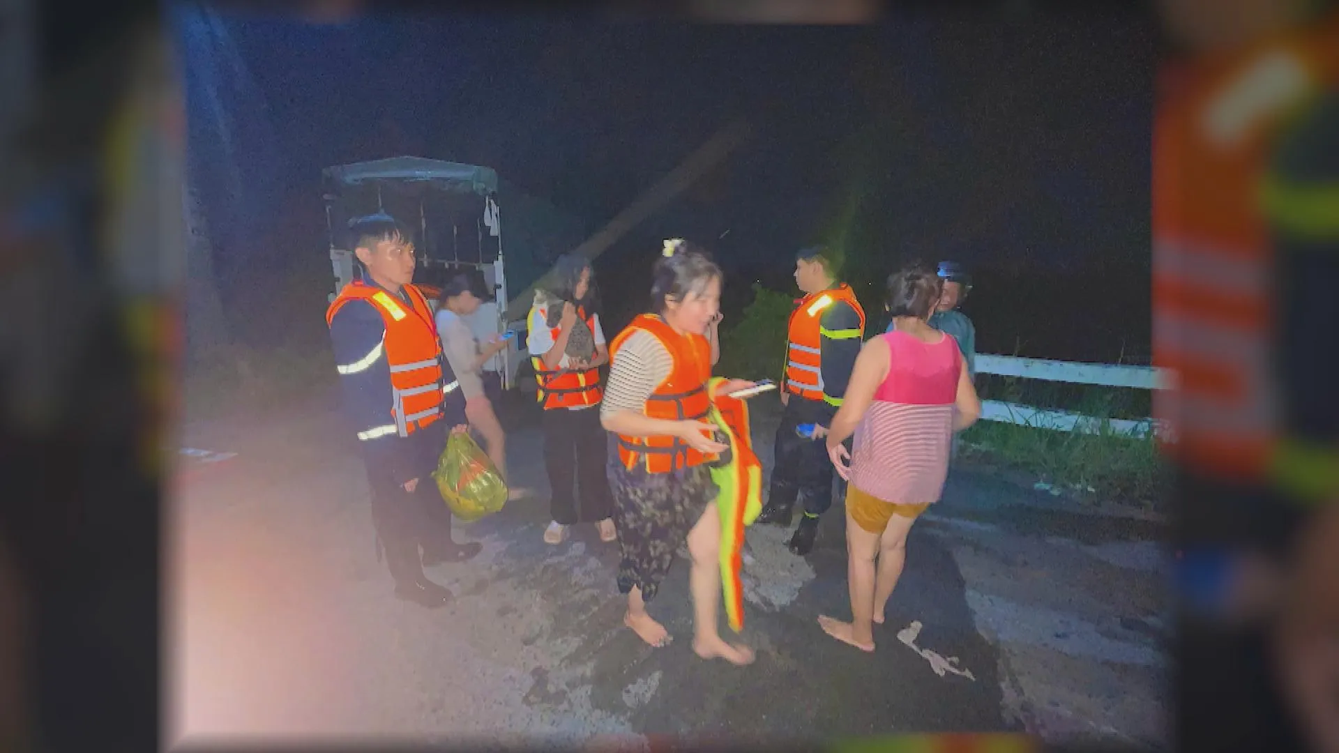 TP. Hồ Chí Minh: Xuyên đêm giải cứu 12 người mắc kẹt giữa dòng nước xiết - Ảnh 4.