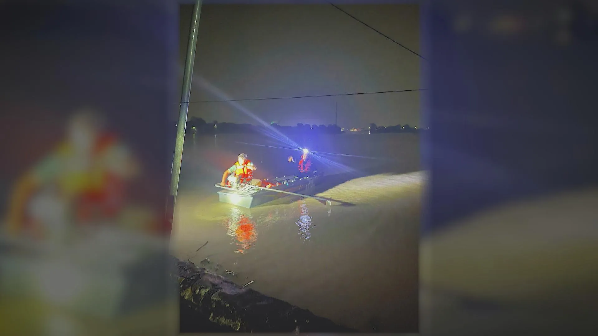 TP. Hồ Chí Minh: Xuyên đêm giải cứu 12 người mắc kẹt giữa dòng nước xiết - Ảnh 3.