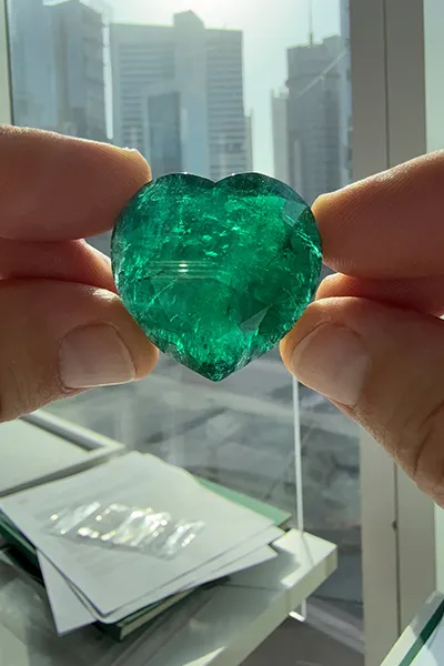 Viên ngọc lục bảo hình trái tim lớn nhất thế giới nặng 126,33 carat