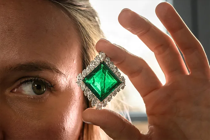 Chiếc trâm Aga Khan Emerald được bán hơn 8,8 triệu USD năm 2024