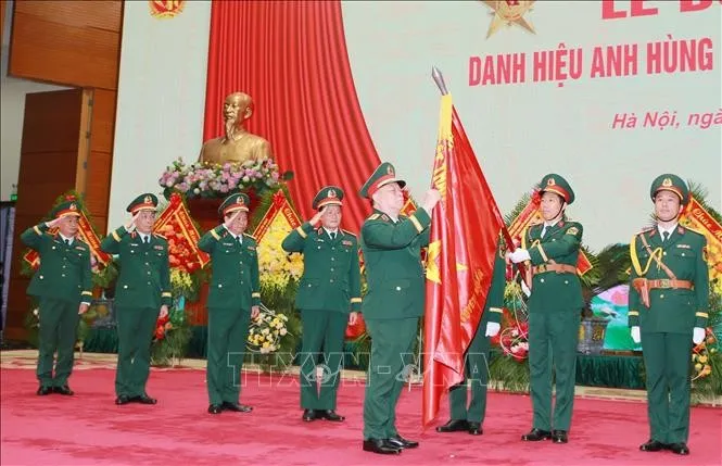 Đại tướng Nguyễn Trọng Nghĩa, Ủy viên Bộ Chính trị, Bí thư Trung ương Đảng, Ủy viên Thường vụ Quân ủy Trung ương, Chủ nhiệm Tổng cục Chính trị QĐND Việt Nam gắn Danh hiệu Anh hùng LLVT nhân dân lên Quân kỳ Quyết thắng của Cục Tuyên huấn - Ảnh: Trọng Đức - TTXVN