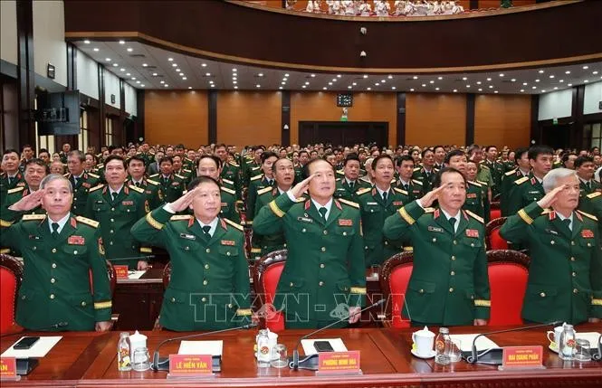 Các đại biểu thực hiện nghi thức chào cờ tại buổi lễ - Ảnh: Trọng Đức - TTXVN