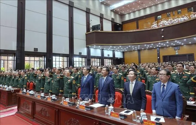 Các đại biểu thực hiện nghi thức chào cờ tại buổi lễ - Ảnh: Trọng Đức - TTXVN