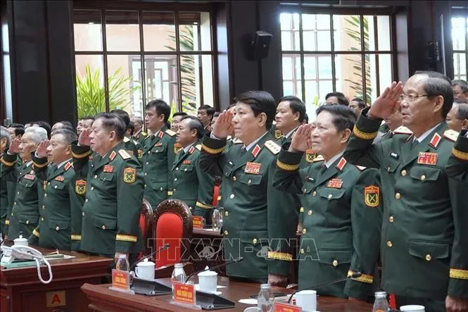 Các đại biểu thực hiện nghi thức chào cờ tại buổi lễ - Ảnh: Trọng Đức - TTXVN