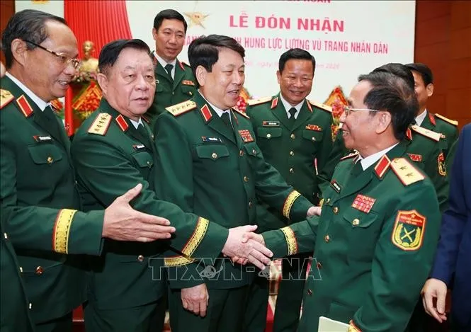Đại tướng Lương Cường, nguyên Chủ tịch nước, nguyên Chủ nhiệm Tổng cục Chính trị QĐND Việt Nam và Đại tướng Nguyễn Trọng Nghĩa, Ủy viên Bộ Chính trị, Bí thư Trung ương Đảng, Ủy viên Thường vụ Quân ủy Trung ương, Chủ nhiệm Tổng cục Chính trị QĐND Việt Nam và các đại biểu tại buổi lễ - Ảnh: Trọng Đức - TTXVN