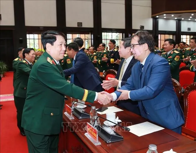 Đại tướng Lương Cường, nguyên Chủ tịch nước, nguyên Chủ nhiệm Tổng cục Chính trị QĐND Việt Nam với các đại biểu - Ảnh: Trọng Đức - TTXVN