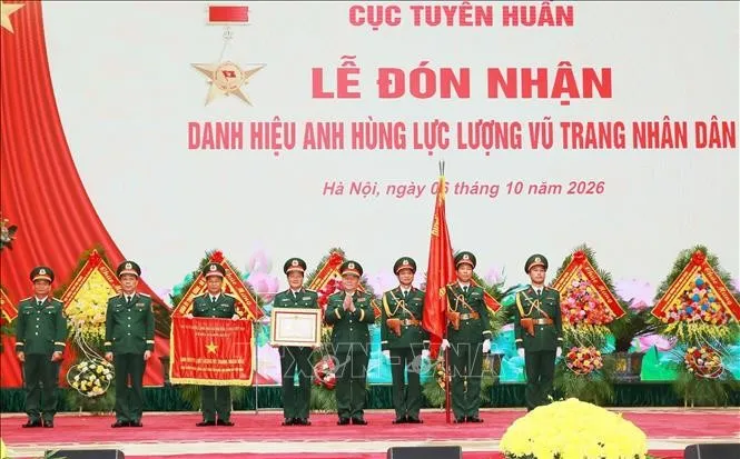 Đại tướng Nguyễn Trọng Nghĩa, Ủy viên Bộ Chính trị, Bí thư Trung ương Đảng, Ủy viên Thường vụ Quân ủy Trung ương, Chủ nhiệm Tổng cục Chính trị QĐND Việt Nam trao Danh hiệu Anh hùng Lực lượng vũ trang nhân dân cho Cục Tuyên huấn - Ảnh: Trọng Đức - TTXVN