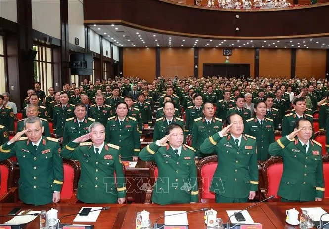 Các đại biểu thực hiện nghi thức chào cờ tại buổi lễ - Ảnh: Trọng Đức - TTXVN