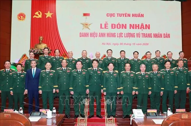 Đại tướng Lương Cường, nguyên Chủ tịch nước, nguyên Chủ nhiệm Tổng cục Chính trị QĐND Việt Nam và Đại tướng Nguyễn Trọng Nghĩa, Ủy viên Bộ Chính trị, Bí thư Trung ương Đảng, Ủy viên Thường vụ Quân ủy Trung ương, Chủ nhiệm Tổng cục Chính trị QĐND Việt Nam và các đại biểu tại buổi lễ - Ảnh: Trọng Đức - TTXVN