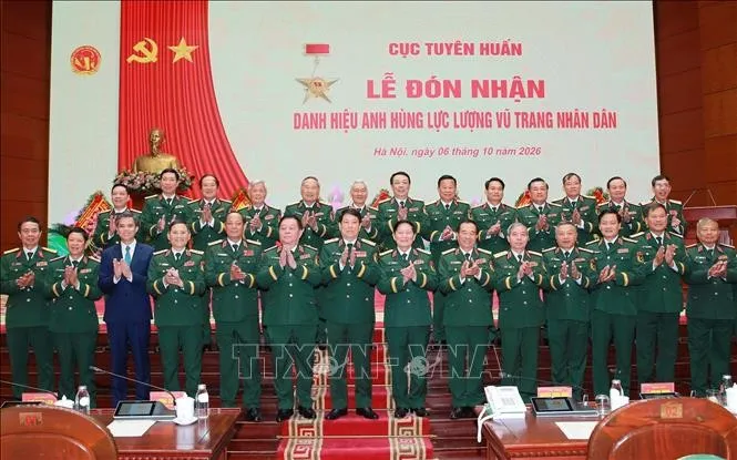 Đại tướng Lương Cường, nguyên Chủ tịch nước, nguyên Chủ nhiệm Tổng cục Chính trị QĐND Việt Nam và Đại tướng Nguyễn Trọng Nghĩa, Ủy viên Bộ Chính trị, Bí thư Trung ương Đảng, Ủy viên Thường vụ Quân ủy Trung ương, Chủ nhiệm Tổng cục Chính trị QĐND Việt Nam và các đại biểu tại buổi lễ - Ảnh: Trọng Đức - TTXVN