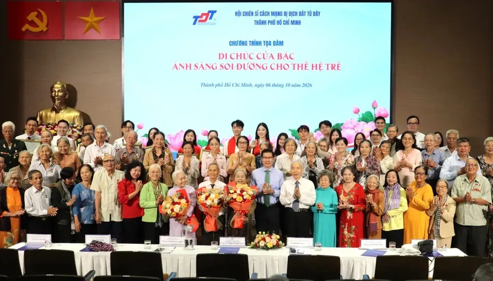 Các đại biểu cùng các thí sinh đạt giải tại hội thi Các đại biểu cùng các thí sinh đạt giải tại hội thi