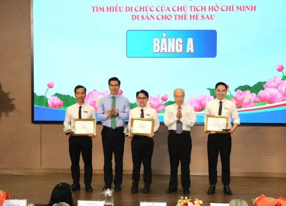 IMG_3117.JPG Các cá nhân đạt giải Nhất, Nhì và Ba bảng A