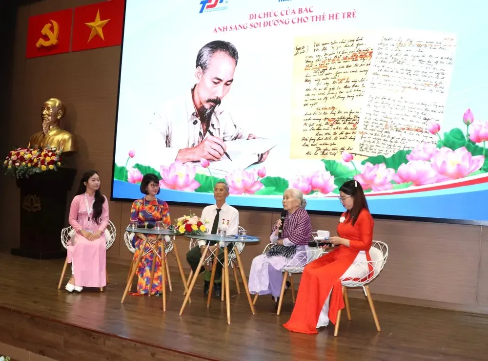 IMG_3084.JPG Các đại biểu tham dự tọa đàm “Di chúc của Bác – Ánh sáng soi đường cho thế hệ trẻ”