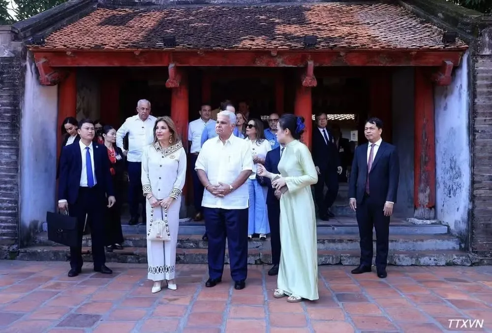 Hướng dẫn viên giới thiệu về Văn Miếu-Quốc Tử Giám với Tổng thống Cộng hòa Panama José Raúl Mulino và Phu nhân - Ảnh: Tuấn Anh - TTXVN
