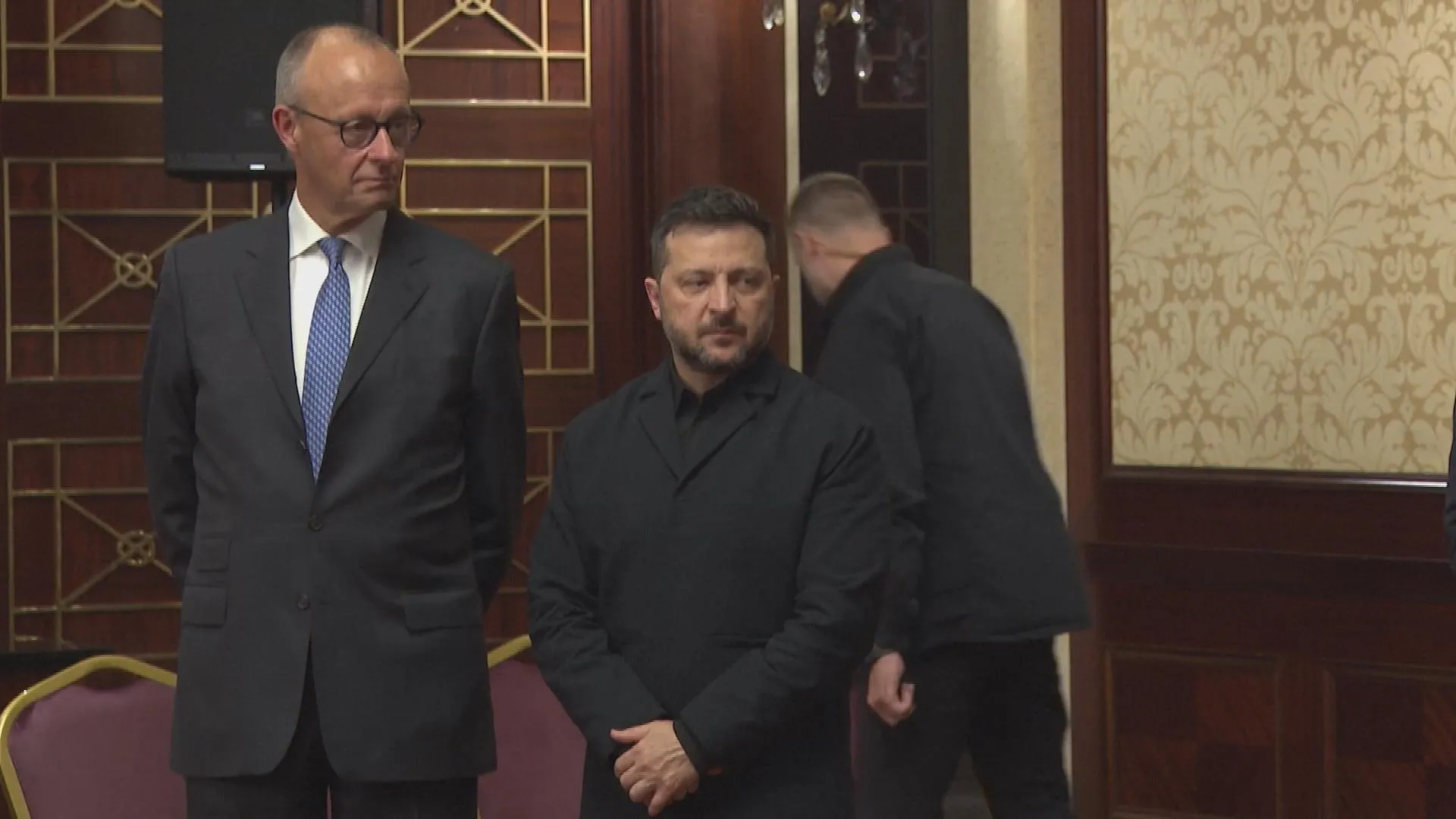 Thủ tướng Đức Friedrich Merz và Tổng thống Volodymyr Zelenskiy tham dự diễn đàn doanh nghiệp ở thủ đô Kiev - Ảnh: Reuters