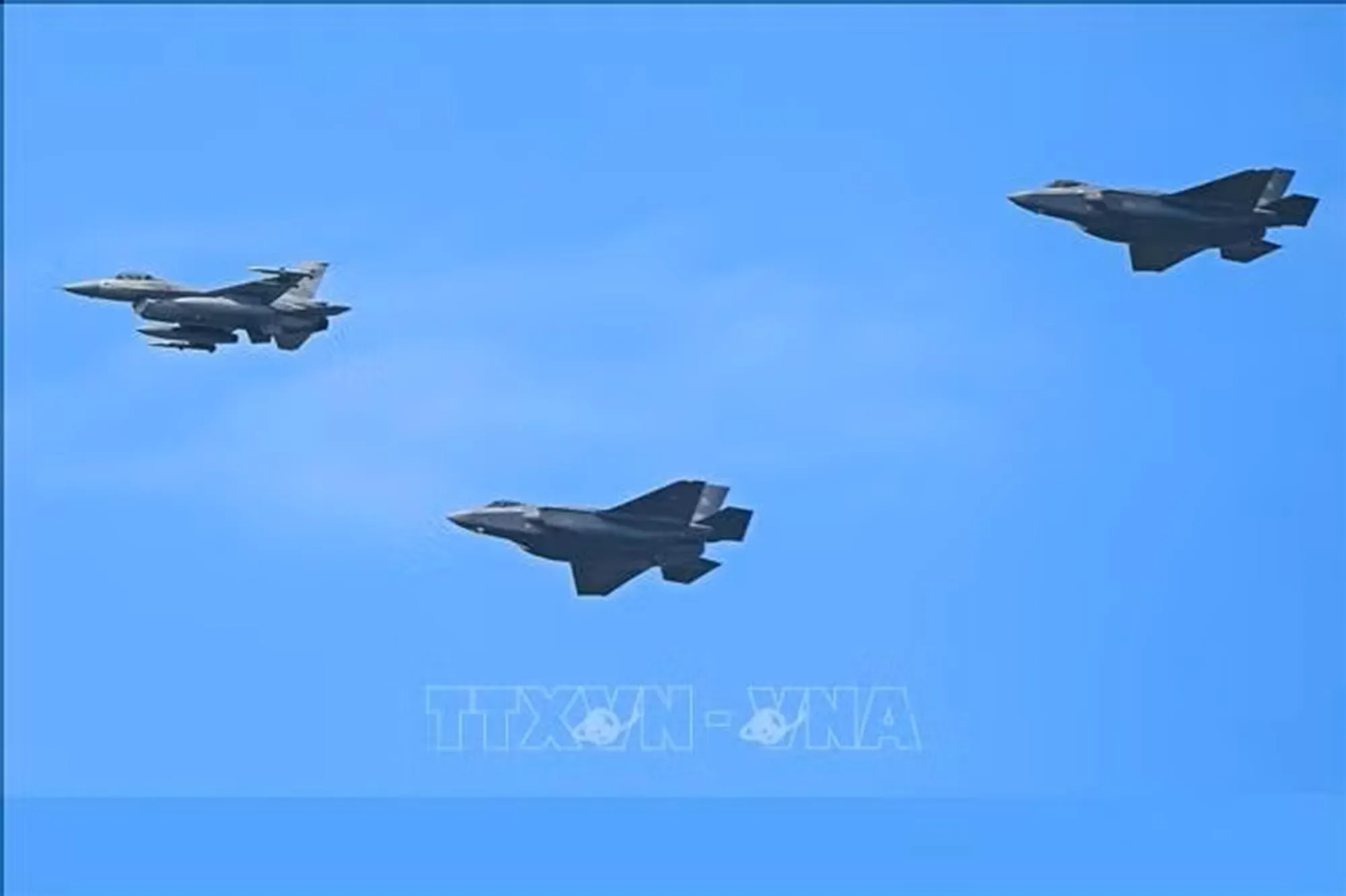 Máy bay F-35 và F-16 bay qua bầu trời thủ đô Vácsava, Ba Lan - Ảnh tư liệu: PAP/TTXVN phát