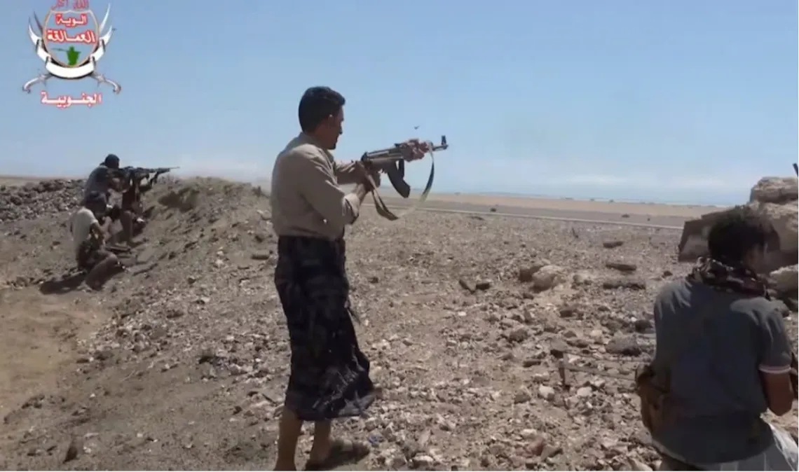 Lực lượng chính phủ Yemen được Saudi Arabia hậu thuẫn khai hỏa trong cuộc giao tranh với Houthi - Ảnh: Reuters