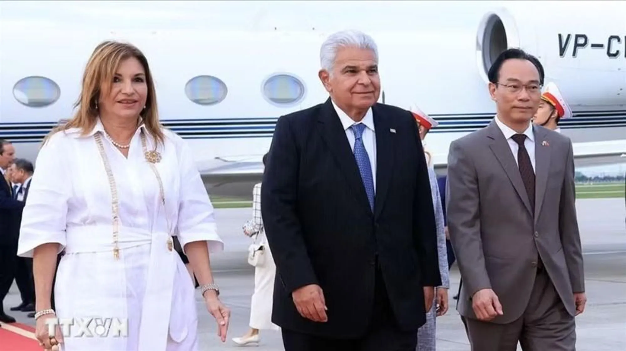 Tổng thống nước Cộng hòa Panama José Raúl Mulino và Phu nhân bắt đầu thăm chính thức Việt Nam - Ảnh: TTXVN