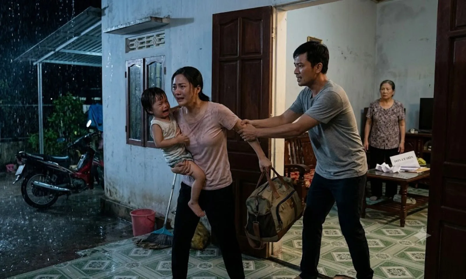 Bị ép ly hôn, giành quyền nuôi con, vợ làm chuyện dại dột