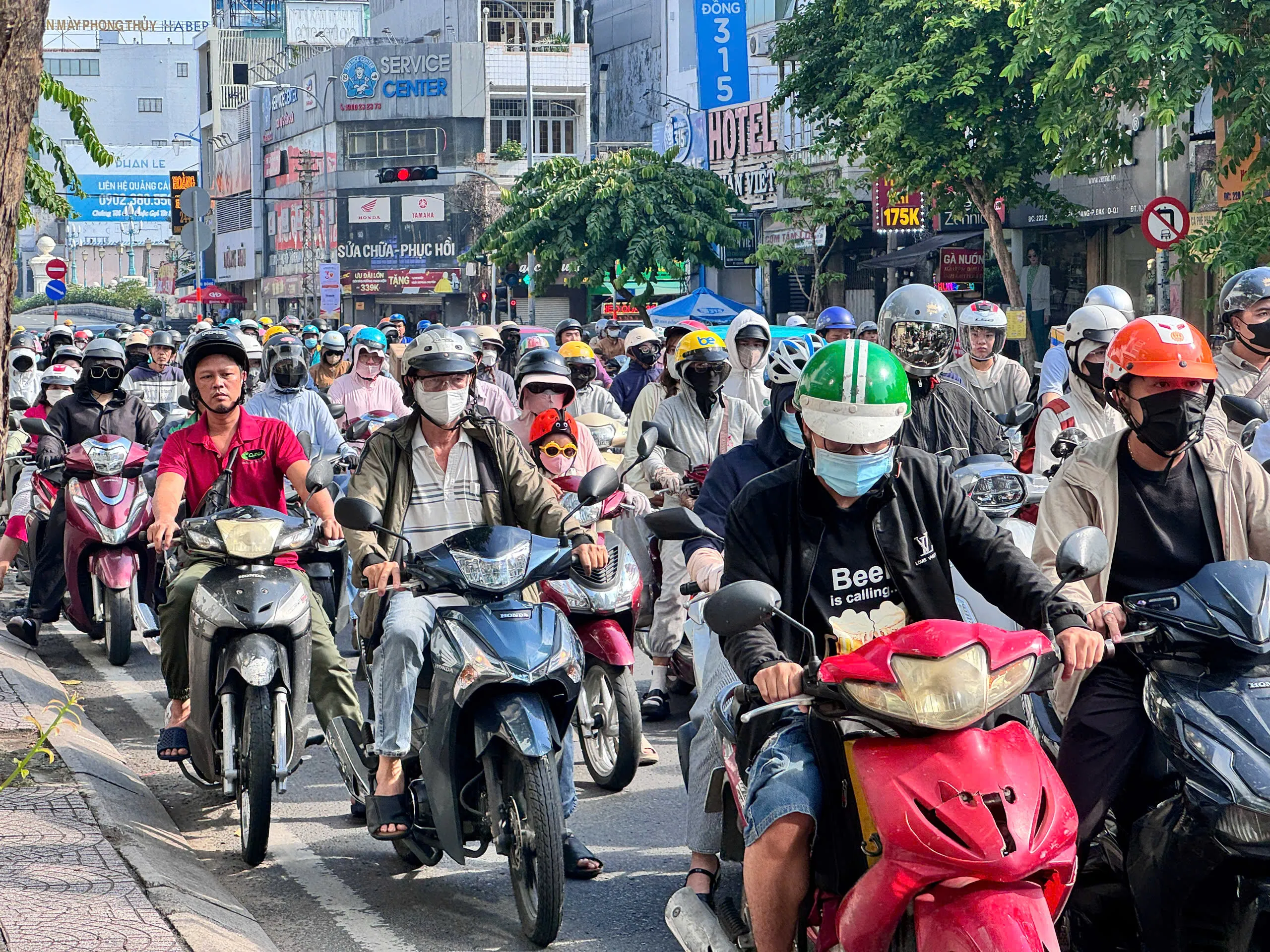Lực lượng chức năng hỗ trợ điều tiết dòng phương tiện di chuyển chậm qua khu vực xảy ra sự cố (Ảnh: Minh Thông)