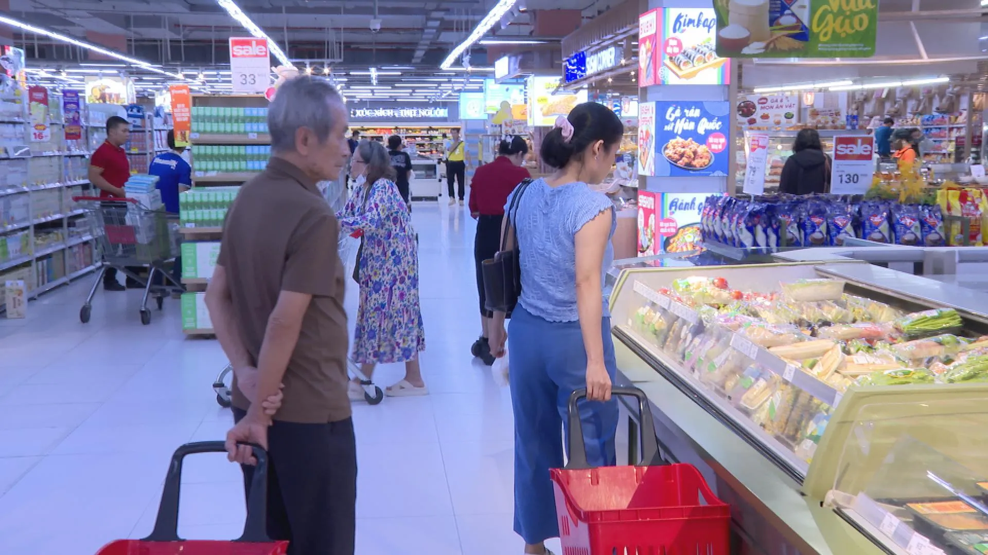Bán lẻ TP. Hồ Chí Minh tăng tốc, doanh nghiệp tung loạt kích cầu - Ảnh 2. Bán lẻ TP. Hồ Chí Minh tăng tốc, doanh nghiệp tung loạt kích cầu - Ảnh 2.