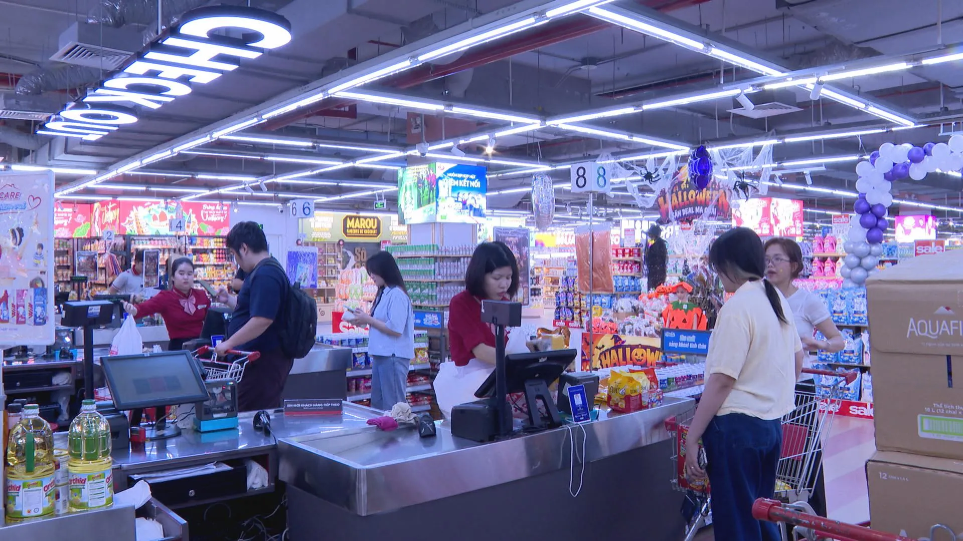 Bán lẻ TP. Hồ Chí Minh tăng tốc, doanh nghiệp tung loạt kích cầu - Ảnh 1.