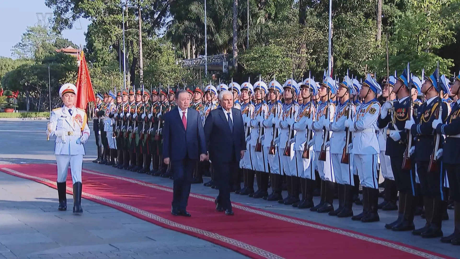Tổng Bí thư, Chủ tịch nước Tô Lâm và Tổng thống Panama duyệt đội tiêu binh đứng nghiêm trang dọc thảm đỏ - Ảnh 3.