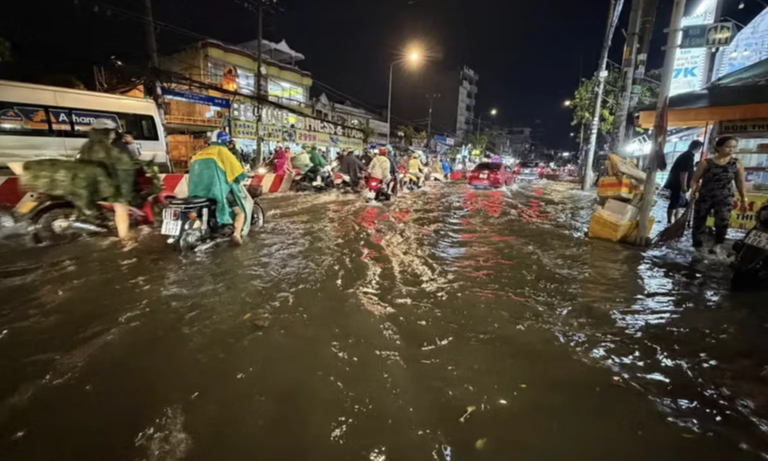 Ngập trên đường Phan Văn Hớn, phường Đông Hưng Thuận, TP. Hồ Chí Minh (Ảnh: TTXVN)