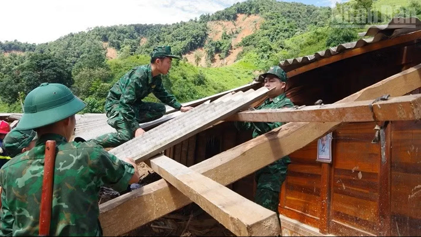 Bộ đội xây nhà sửa nhà