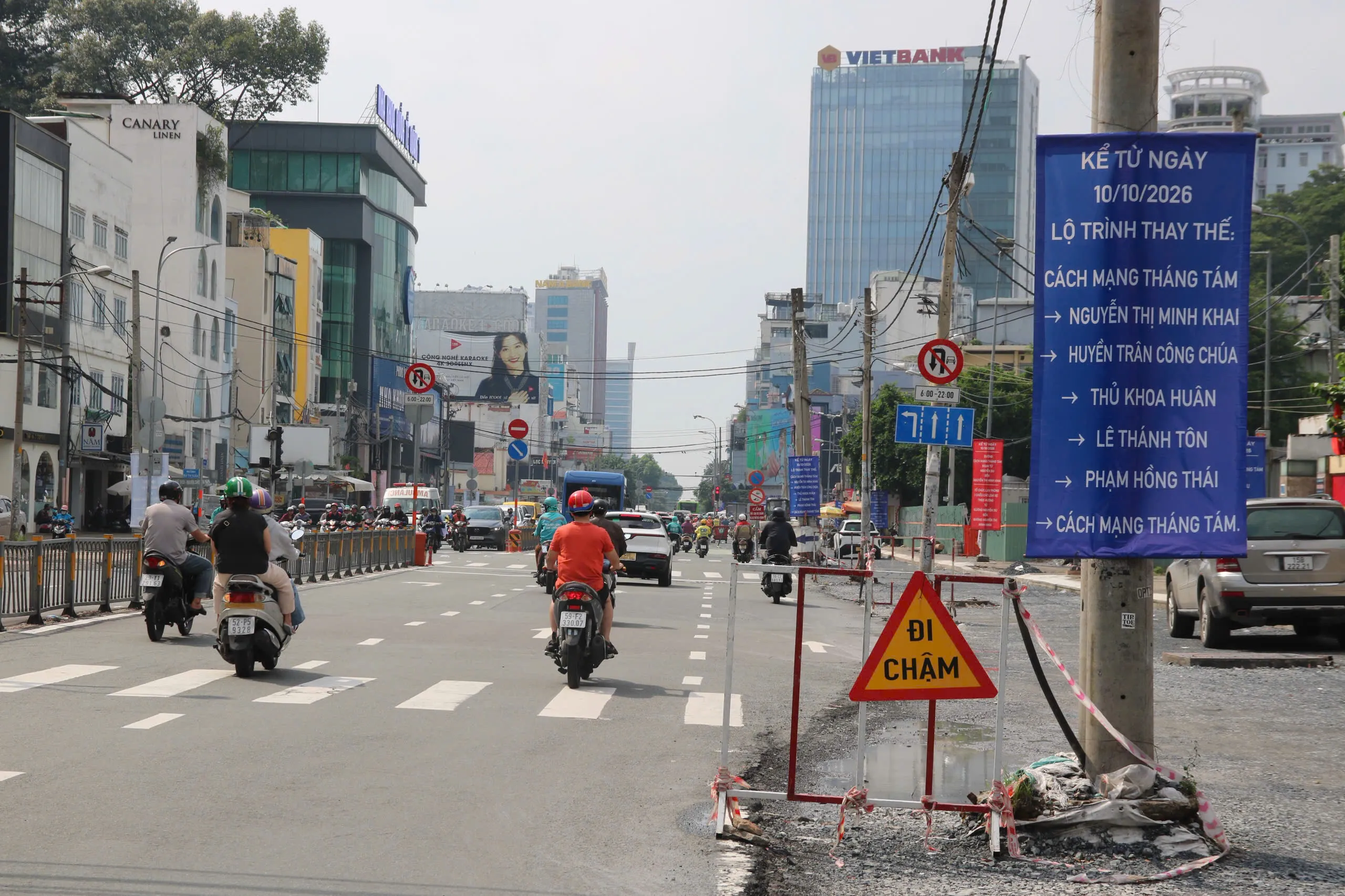Các banner hướng dẫn lộ trình thay thế được dán dọc khắp đường Cách Mạng Tháng Tám