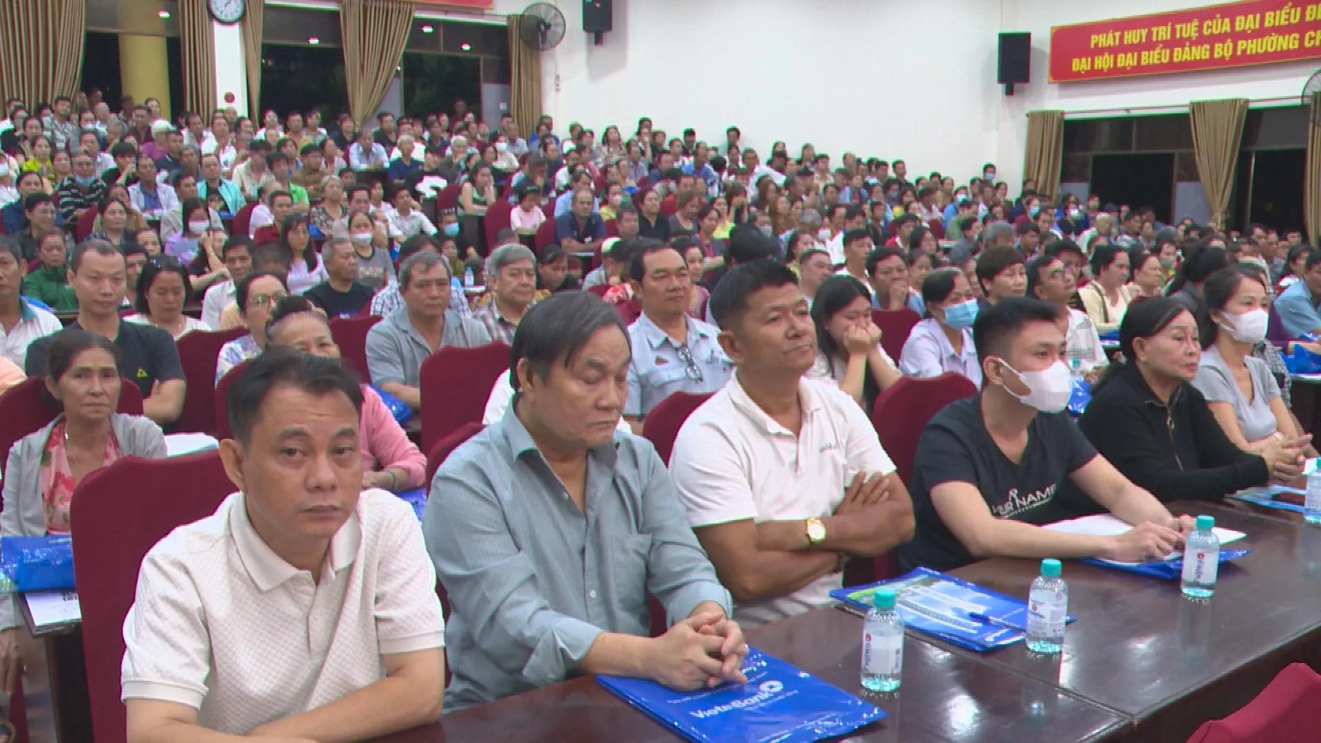 Các đại biểu và đông đảo người dân đến tham dự hội nghị-H2