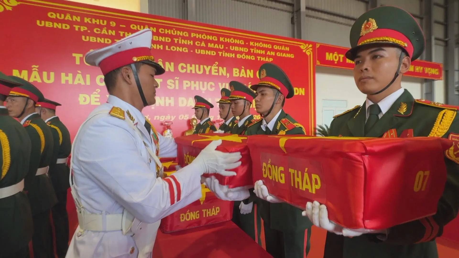 Cán bộ, chiến sĩ thực hiện nghi thức vận chuyển các thùng chứa mẫu hài cốt liệt sĩ