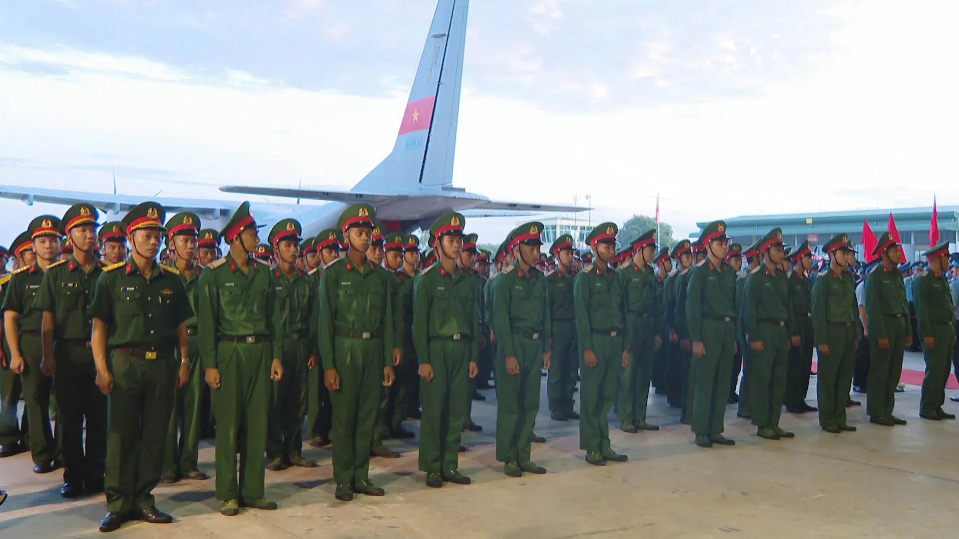 Cán bộ, chiến sĩ thực hiện nghi thức vận chuyển các thùng chứa mẫu hài cốt liệt sĩ-h1
