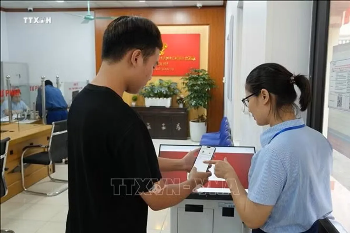 Cán bộ Trung tâm phục vụ hành chính công xã Yên Mỹ hướng dẫn người dân thực hiện thủ tục hành chính-h2