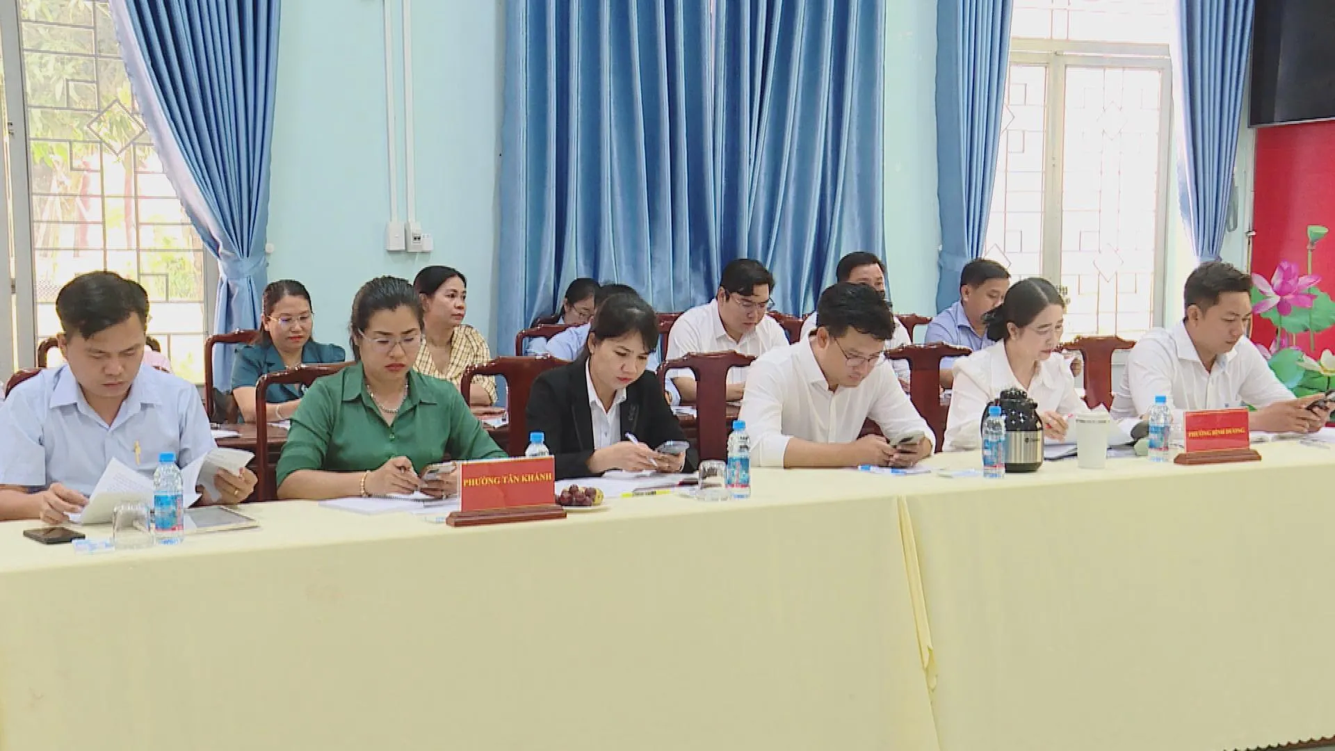 Đại biểu các địa phương nghiên cứu tài liệu và đóng góp ý kiến tại buổi khảo sát