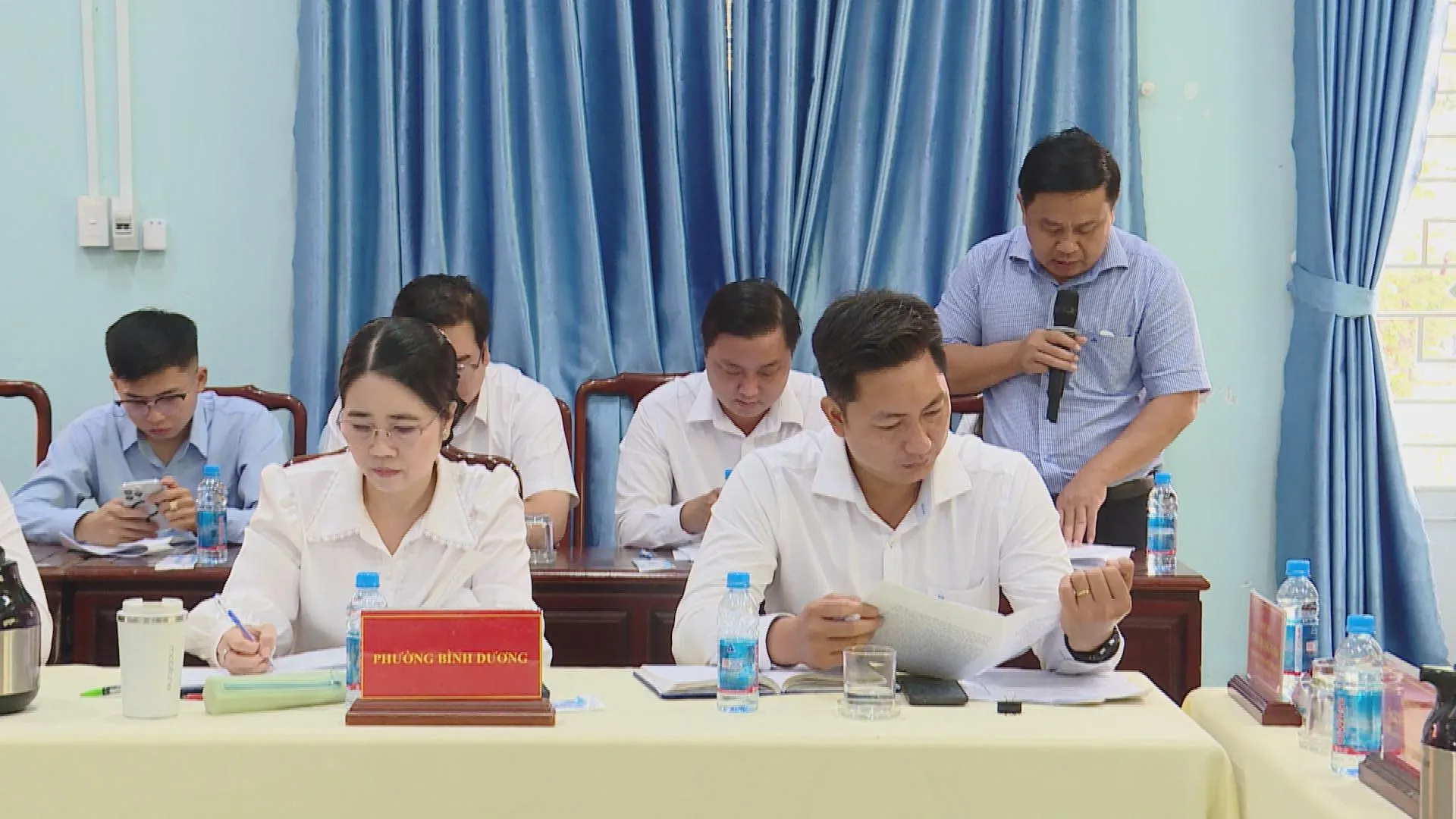Đại biểu các địa phương nghiên cứu tài liệu và đóng góp ý kiến tại buổi khảo sát-h1