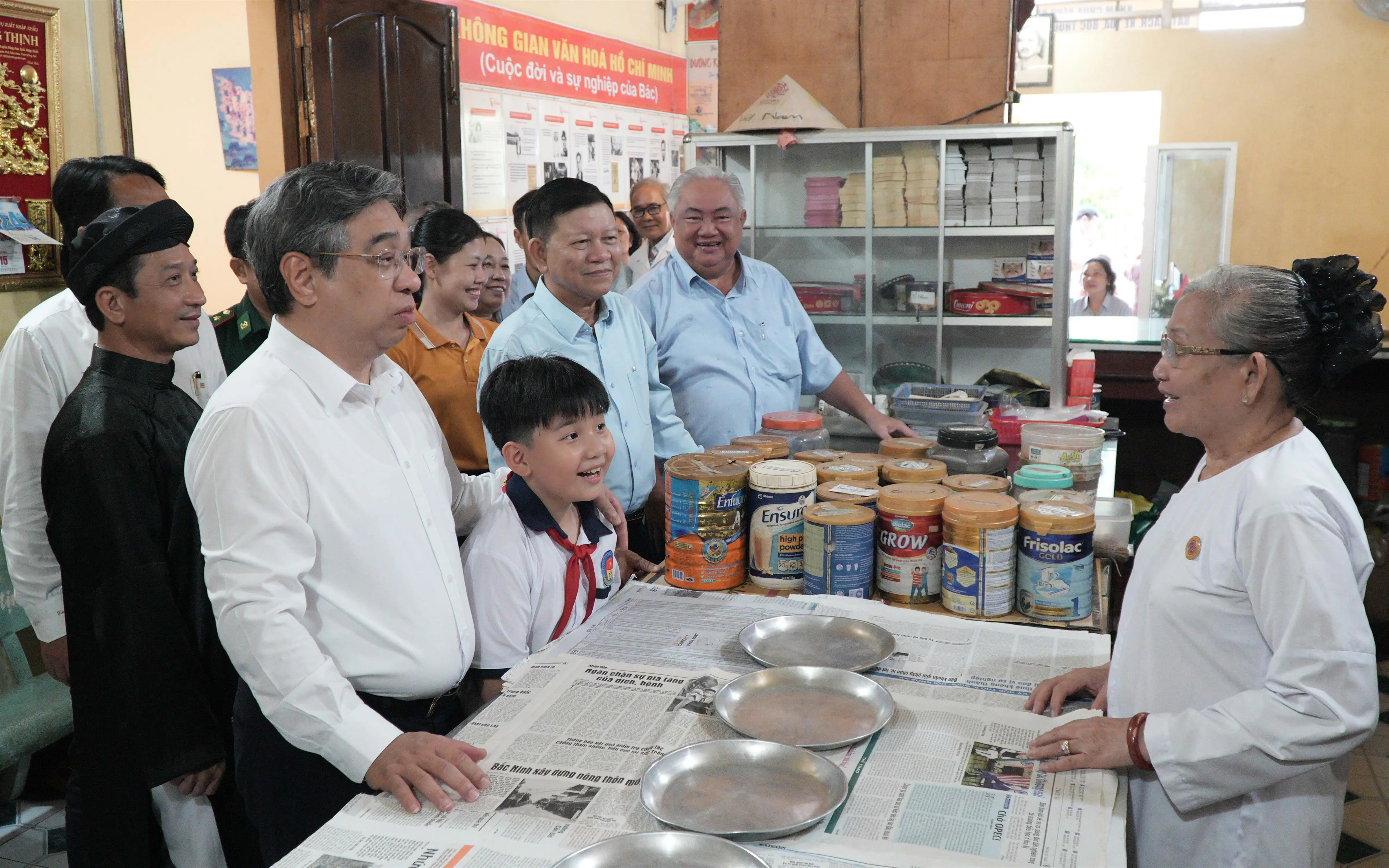Ông Nguyễn Phước Lộc tham quan phòng khám...