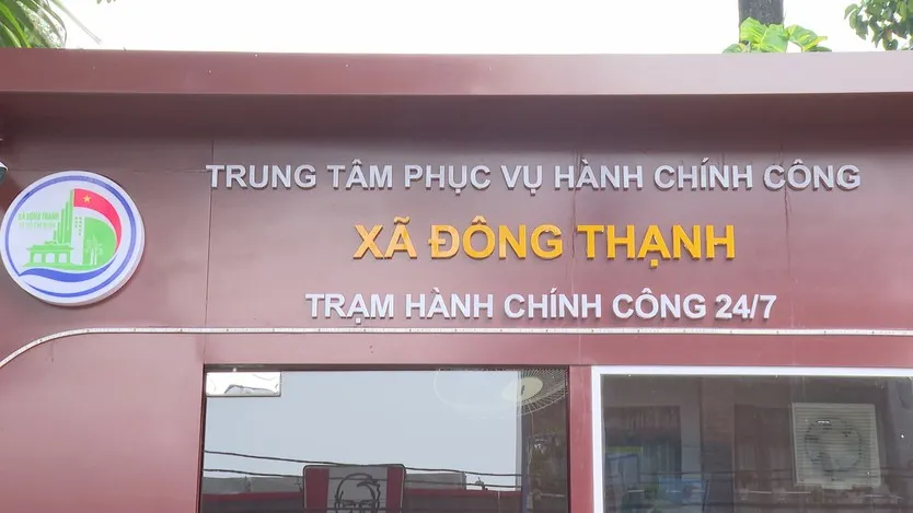 Tại xã Đông Thạnh, Trạm hành chính công 24-7 được đặt trước trụ sở UBND xã